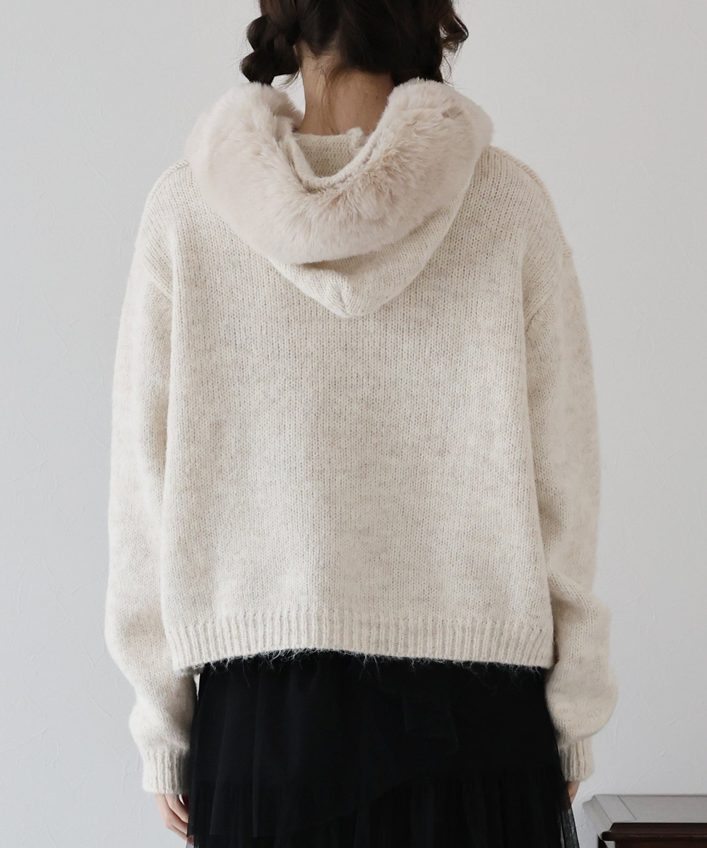 ポンポン付きファーフードニット