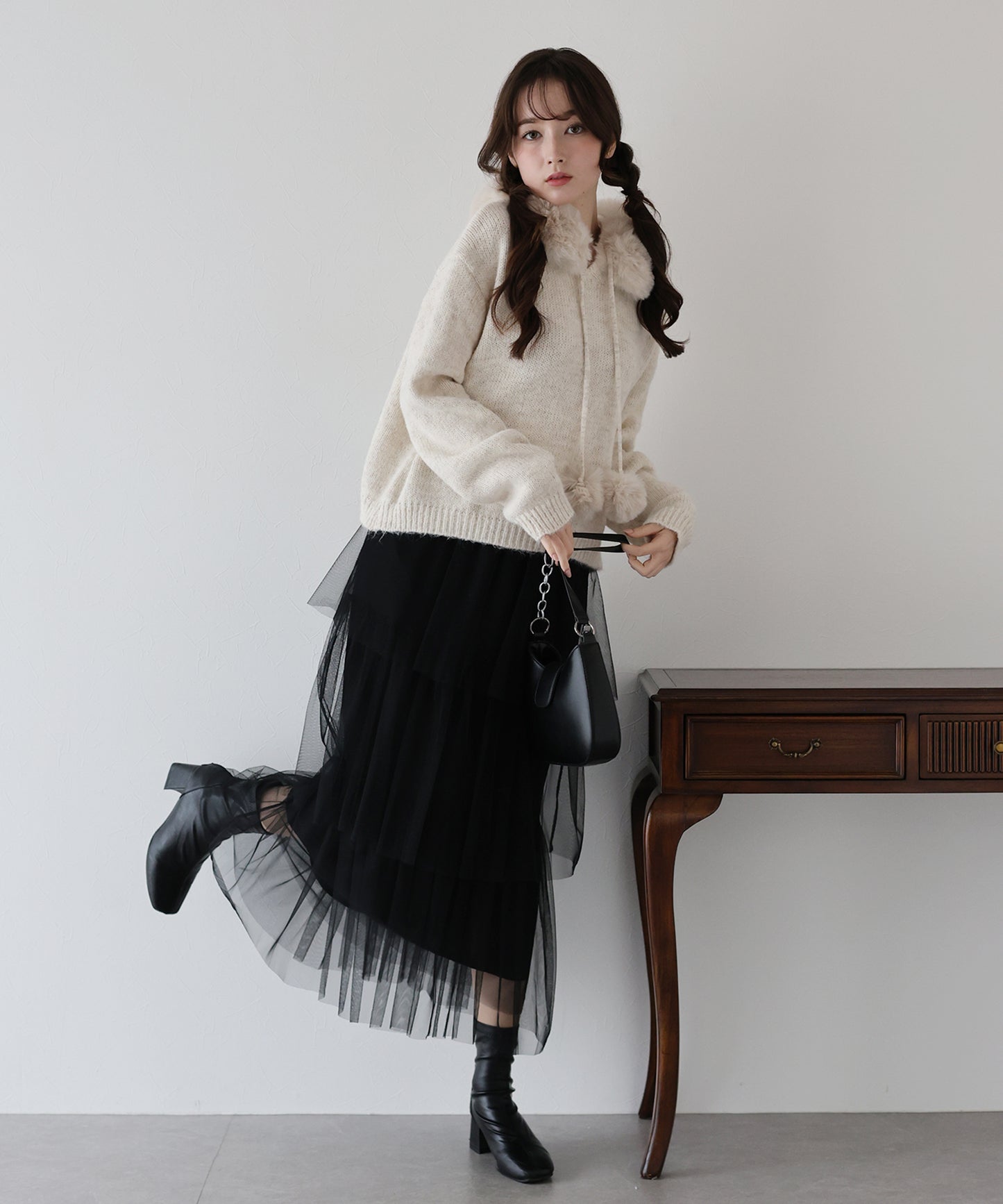 ポンポン付きファーフードニット