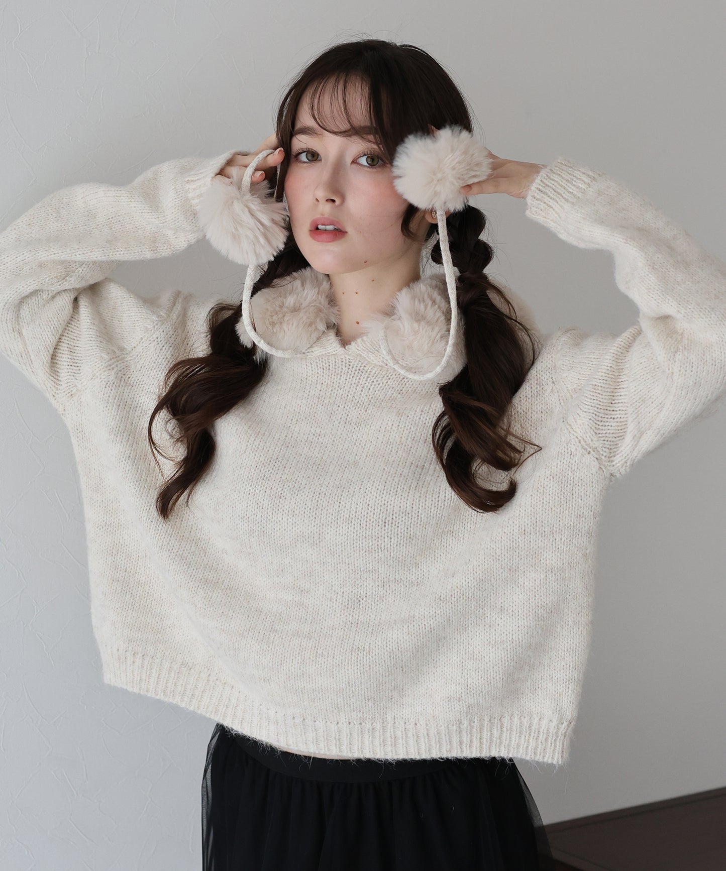 ポンポン付きファーフードニット