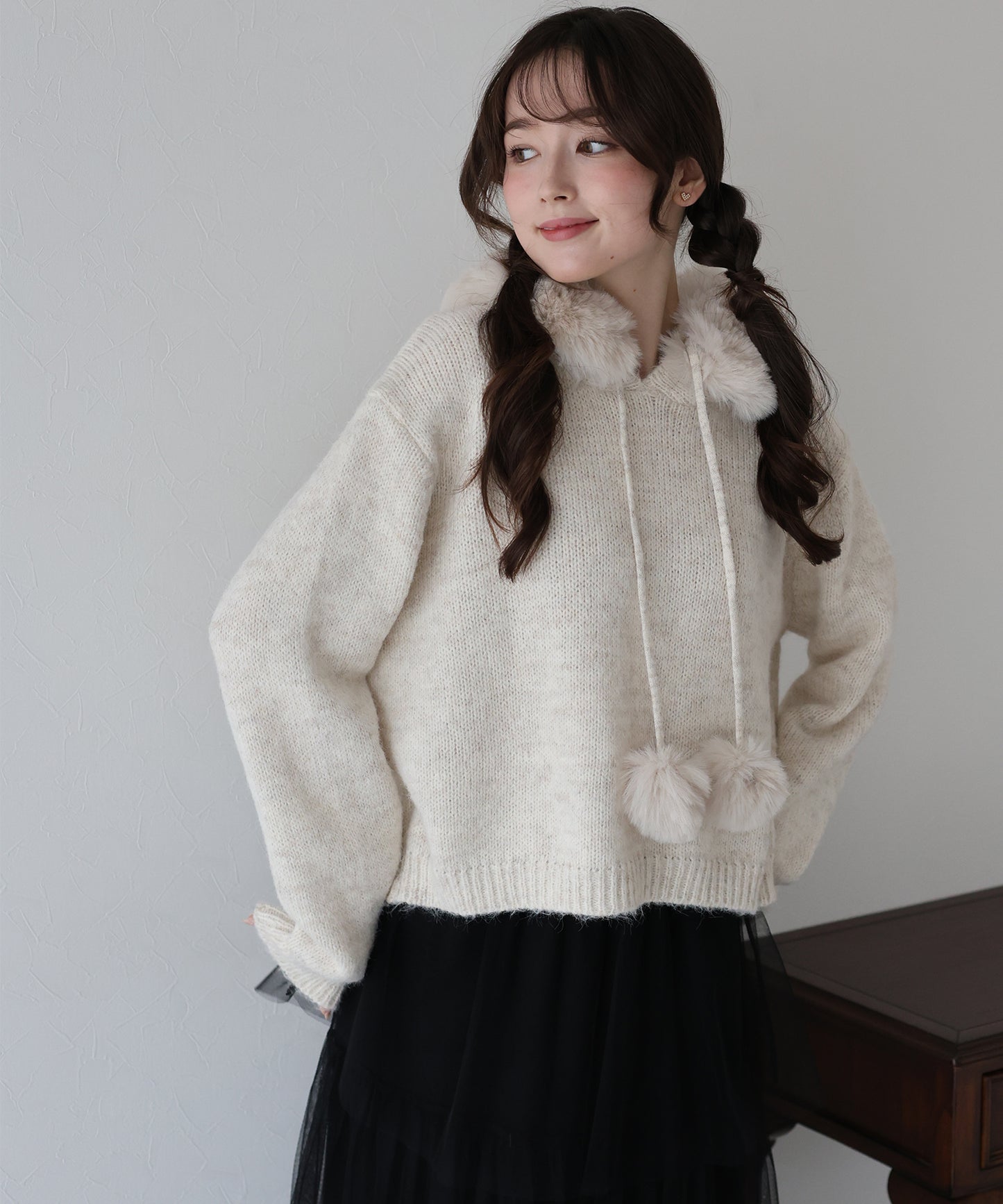 ポンポン付きファーフードニット