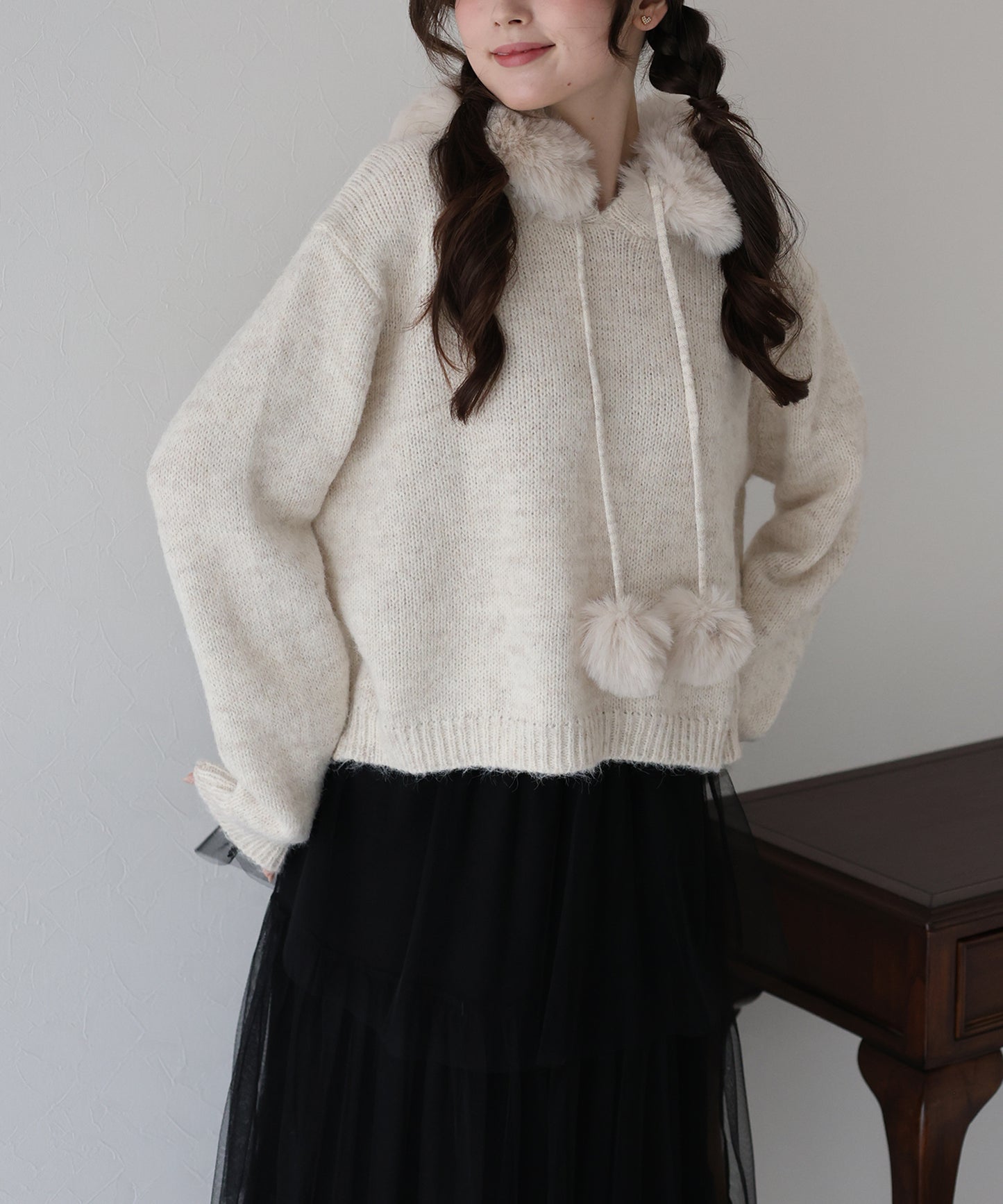 ポンポン付きファーフードニット