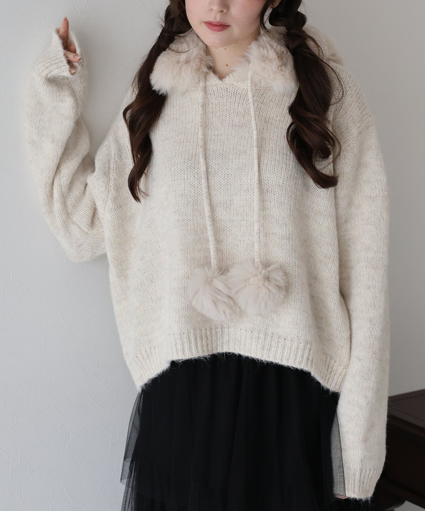 ポンポン付きファーフードニット