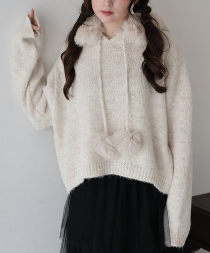 ポンポン付きファーフードニット