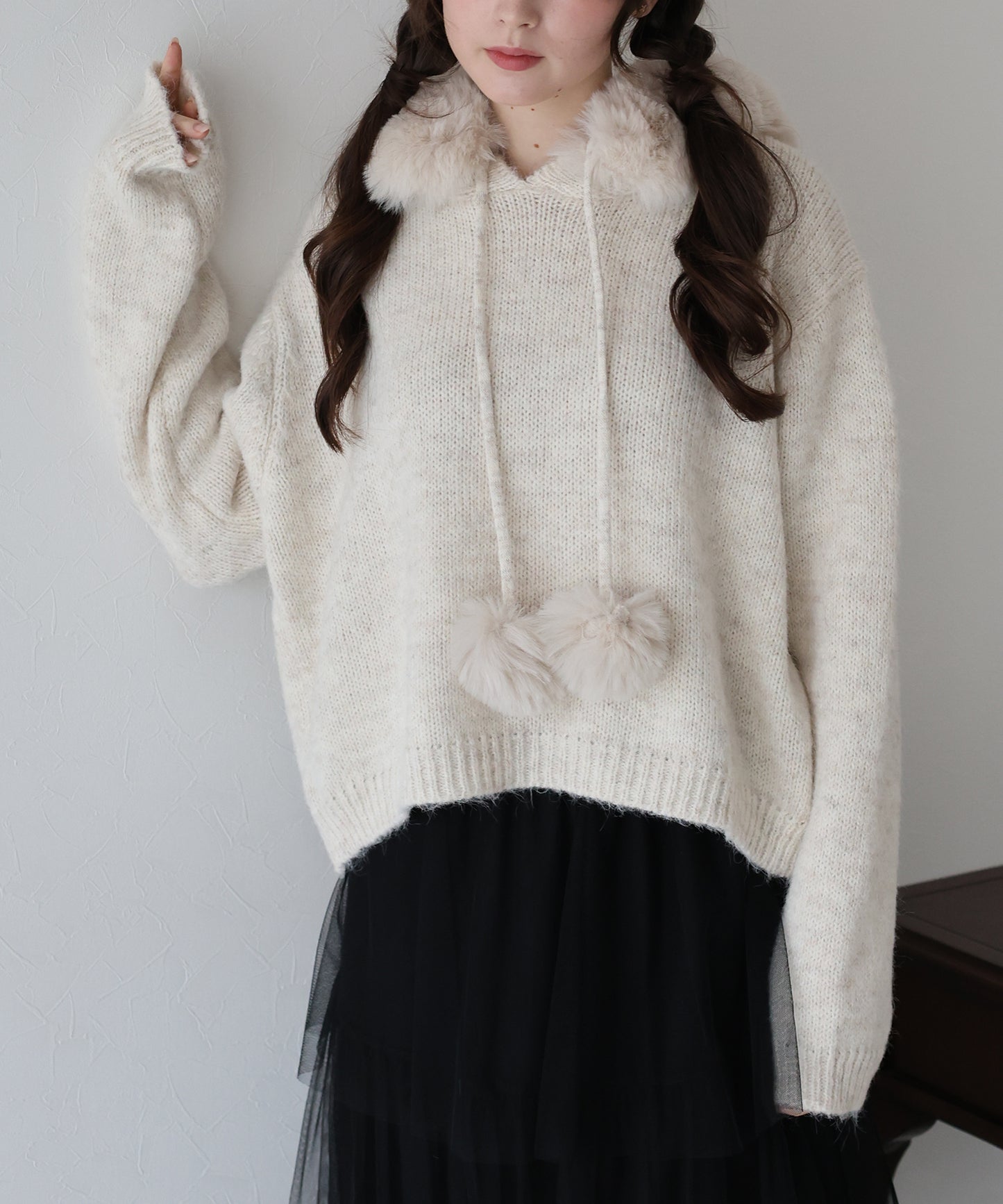 ポンポン付きファーフードニット