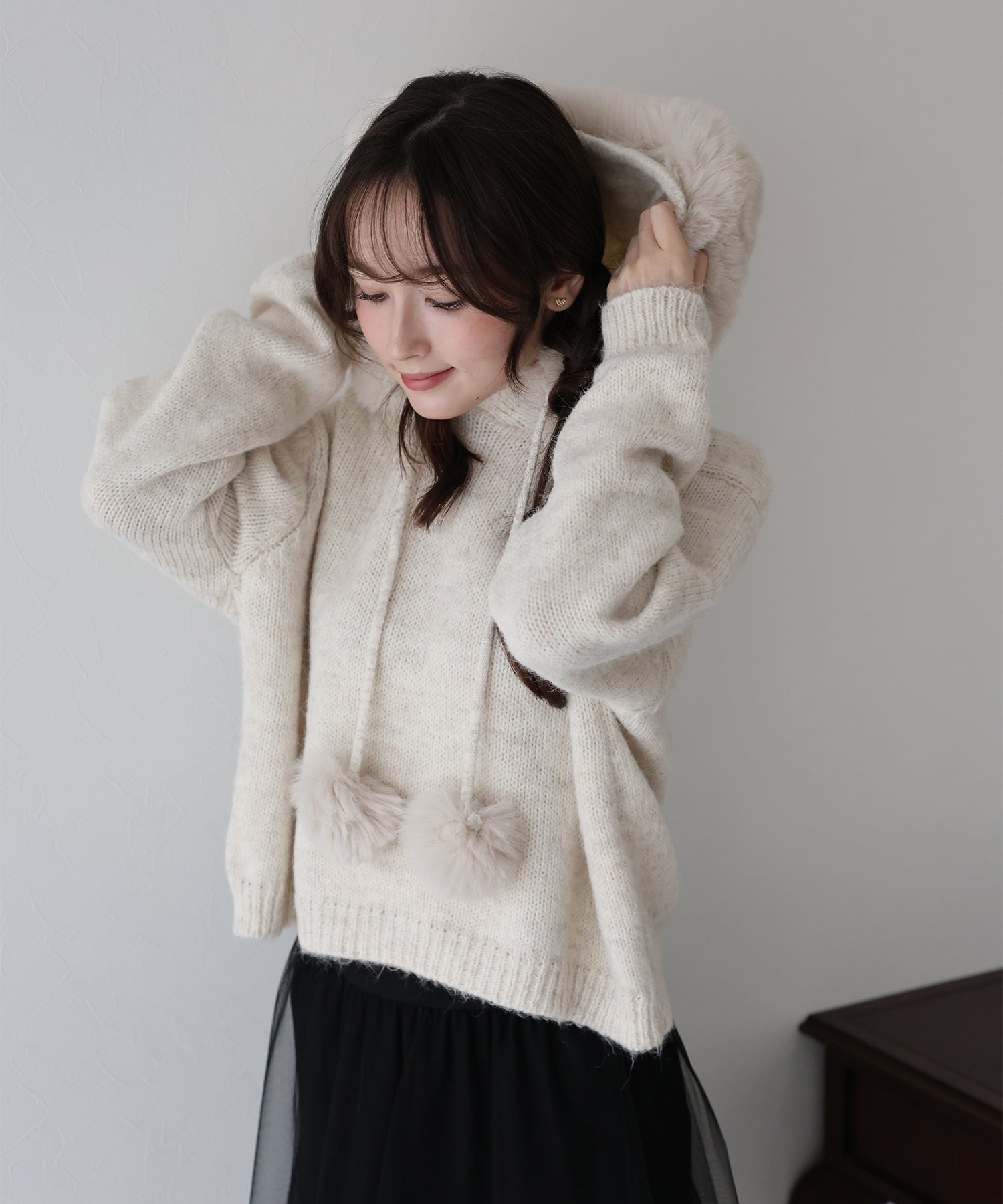 ポンポン付きファーフードニット – BLUE ONLINE