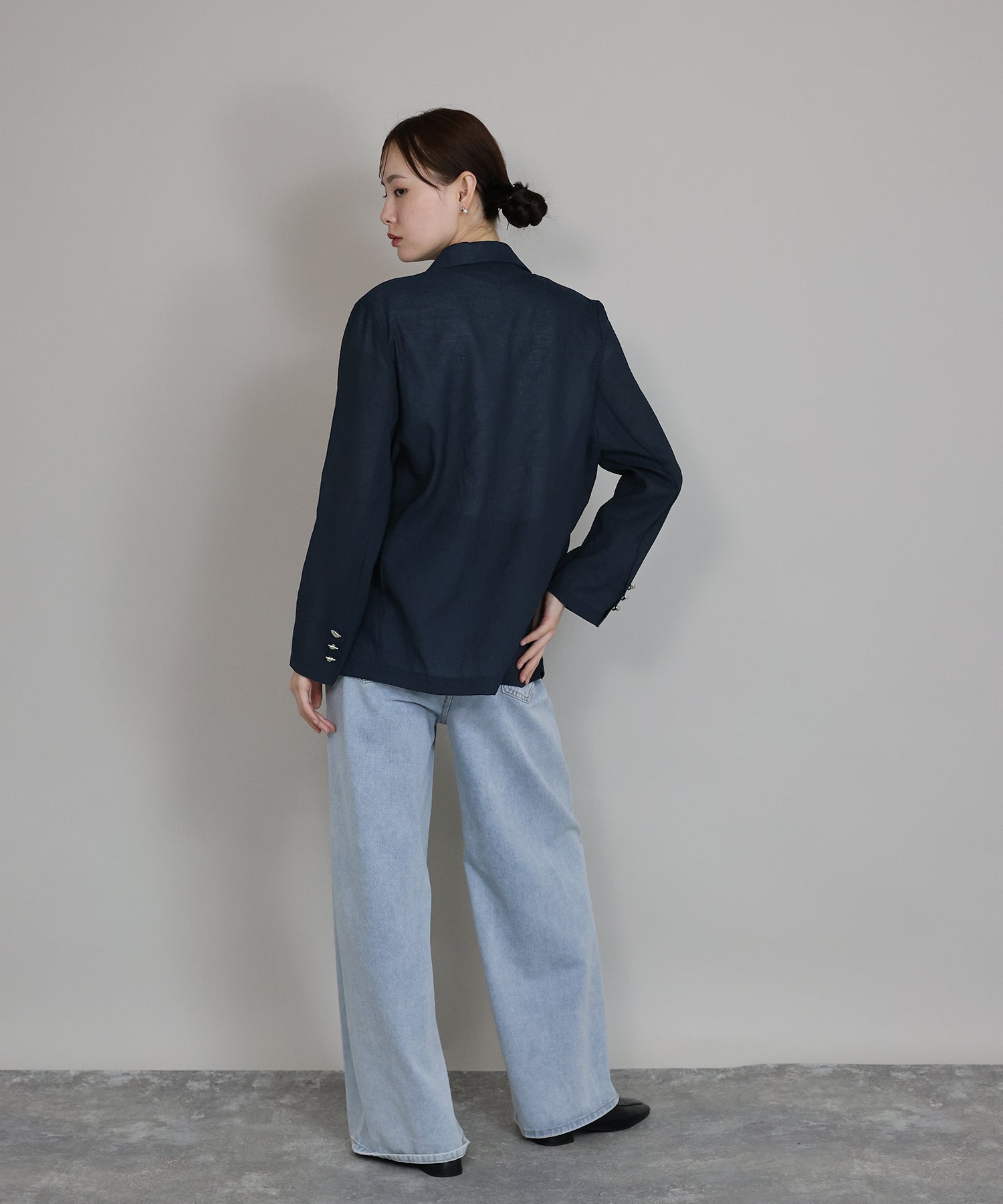 LUXE GRACE シンプル光沢シルバージャケット (M〜L) をレンタル