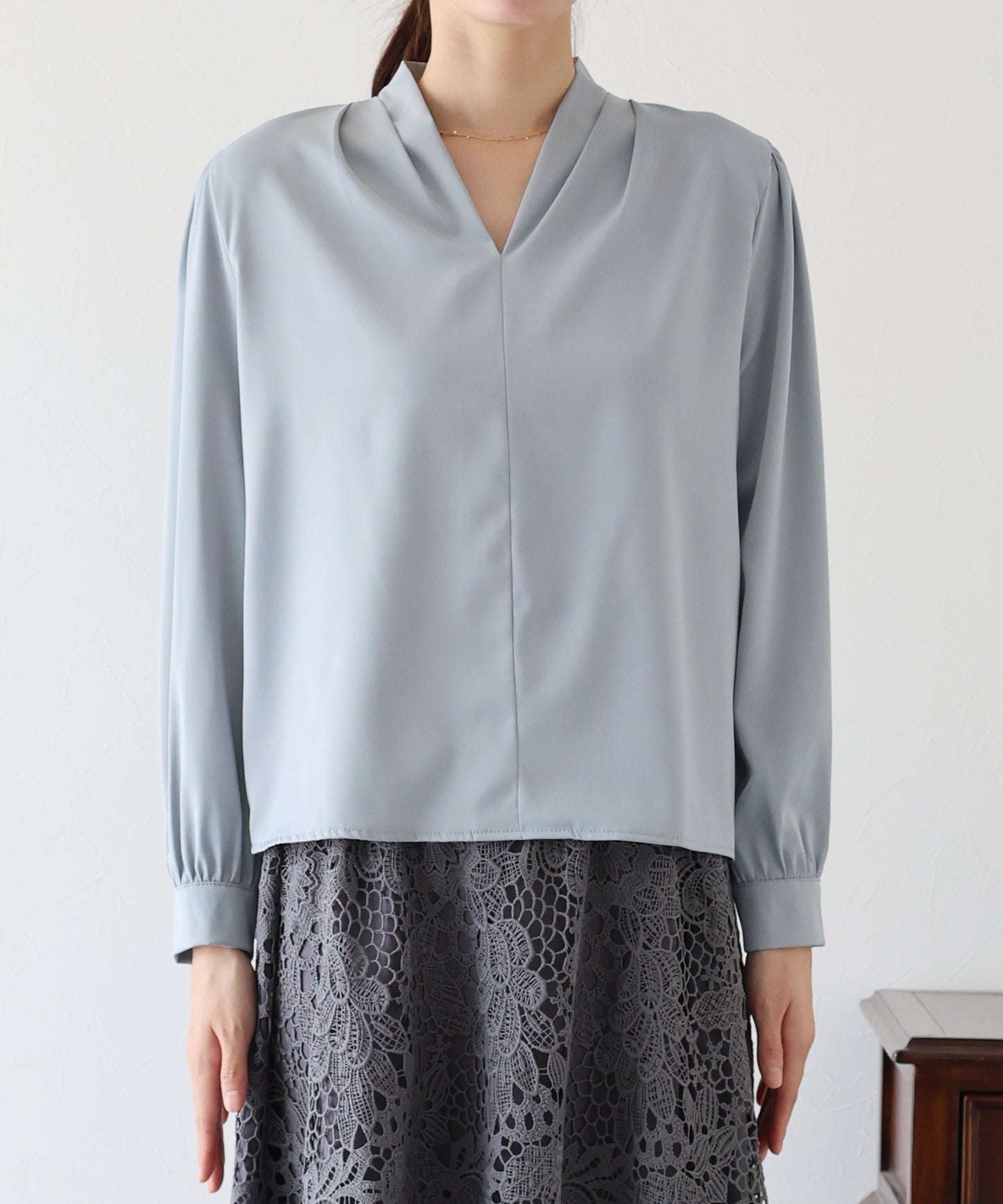 Vネックタックサテンブラウス【ネコポス】