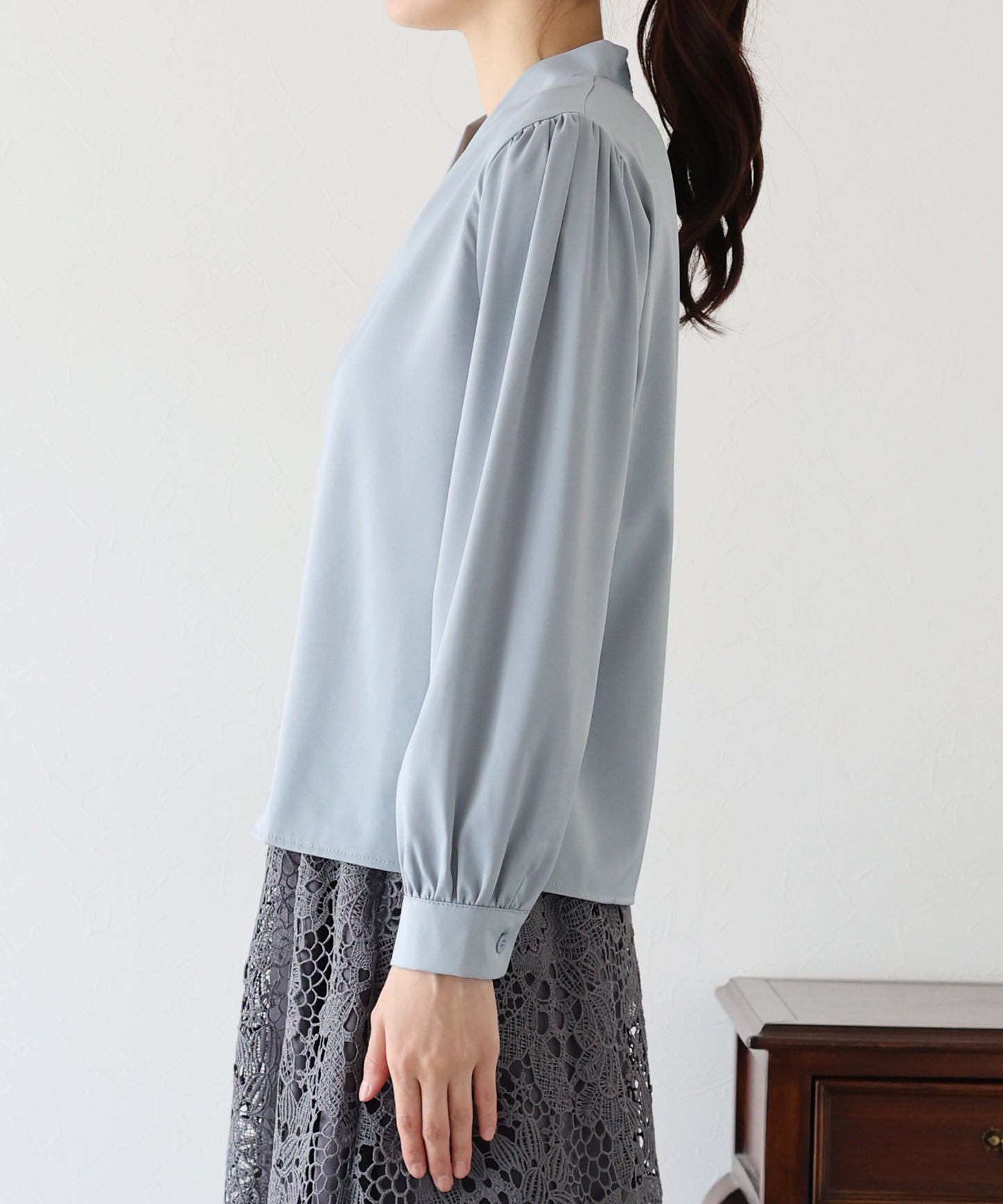 Vネックタックサテンブラウス【ネコポス】