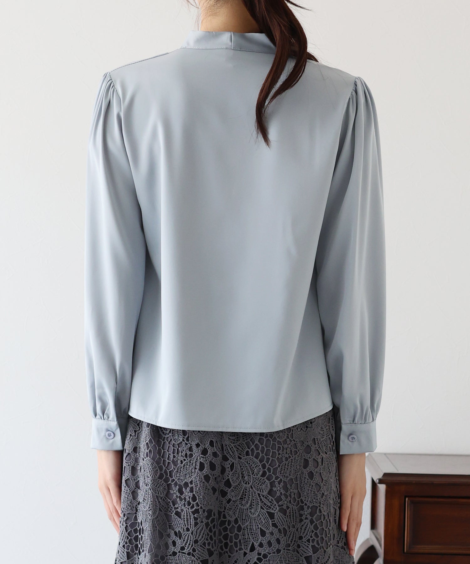 ホウズキ様 Vネックタックサテンブラウス【ネコポス】 – BLUE ONLINE