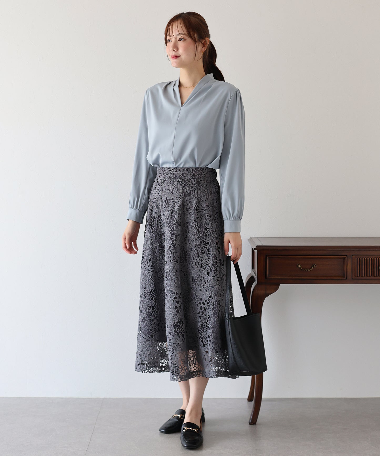 Vネックタックサテンブラウス【ネコポス】