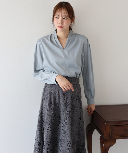 【SALE】Vネックタックサテンブラウス【ネコポス】