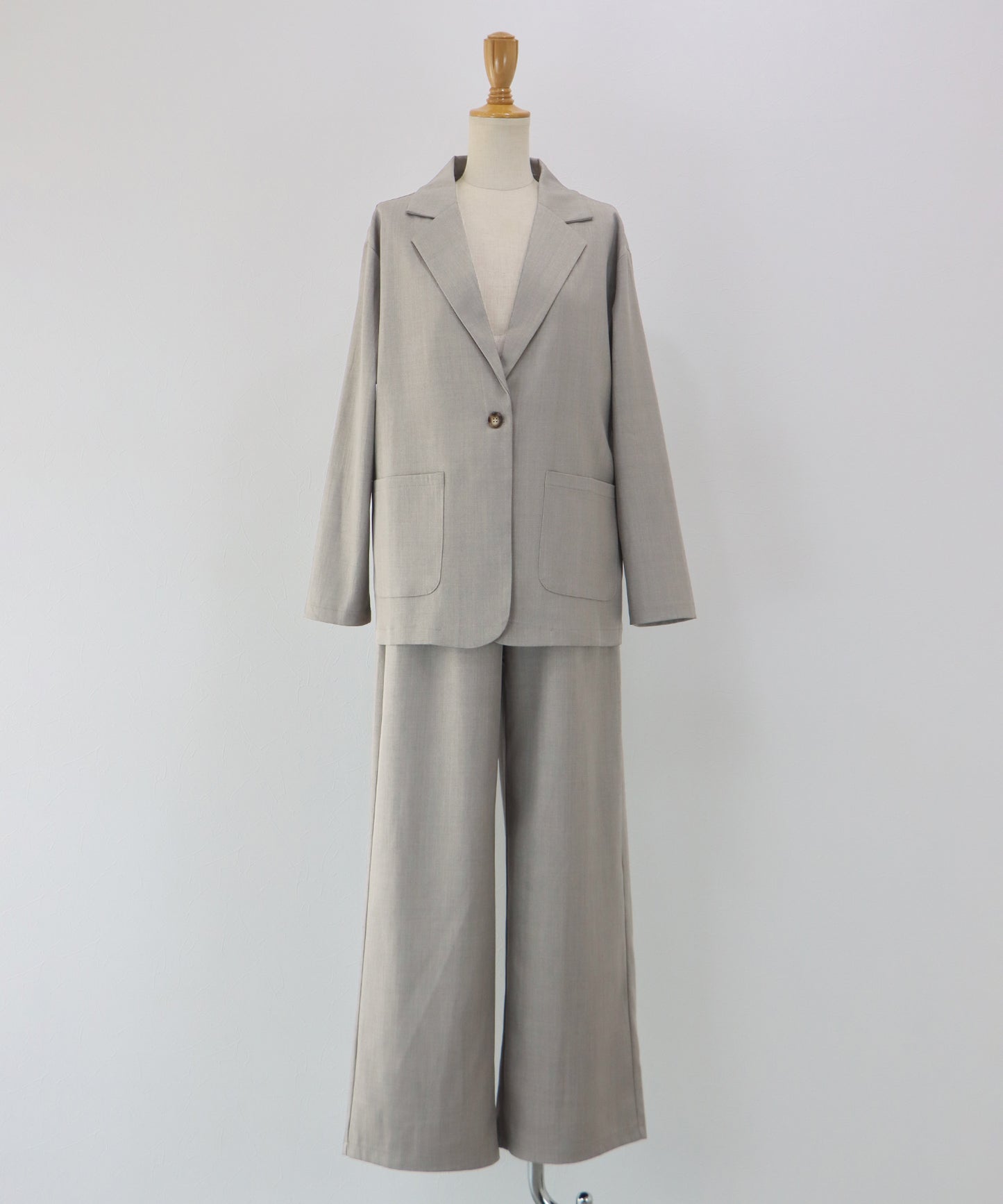 テーラードジャケット×パンツセットアップ