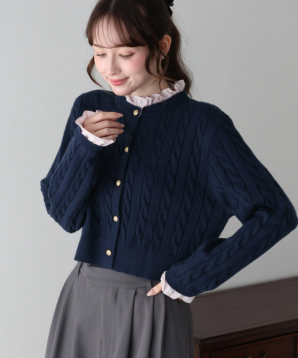 【早割5％OFF】フリルシャツケーブルニットカーディガン