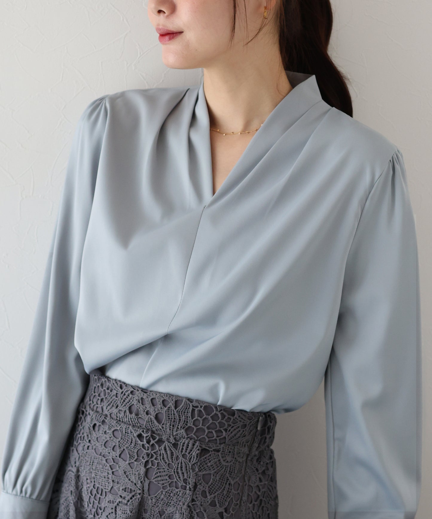 Vネックタックサテンブラウス【ネコポス】