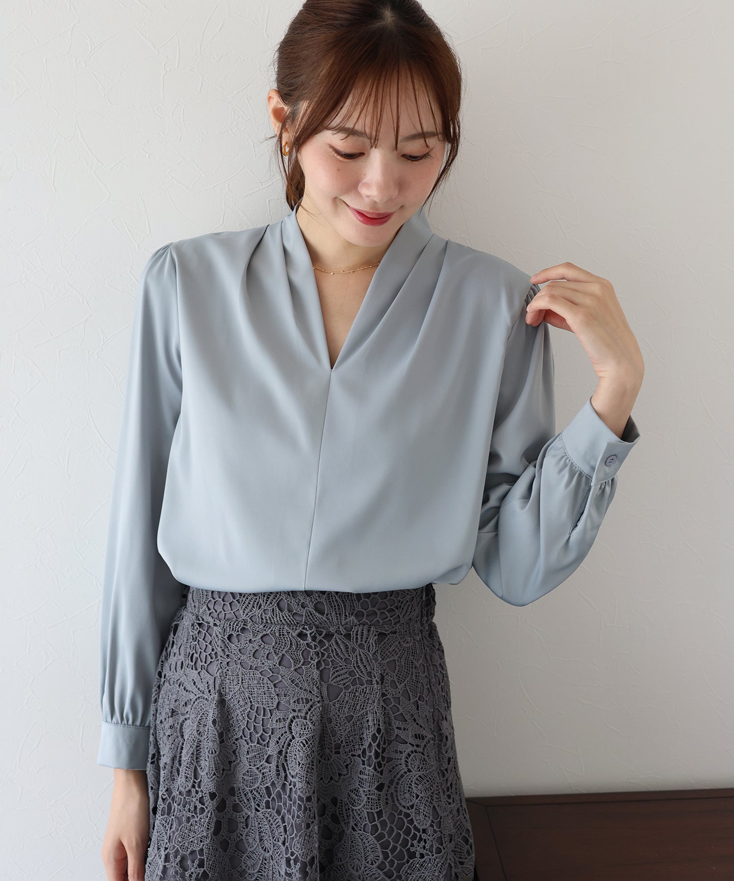 Vネックタックサテンブラウス【ネコポス】