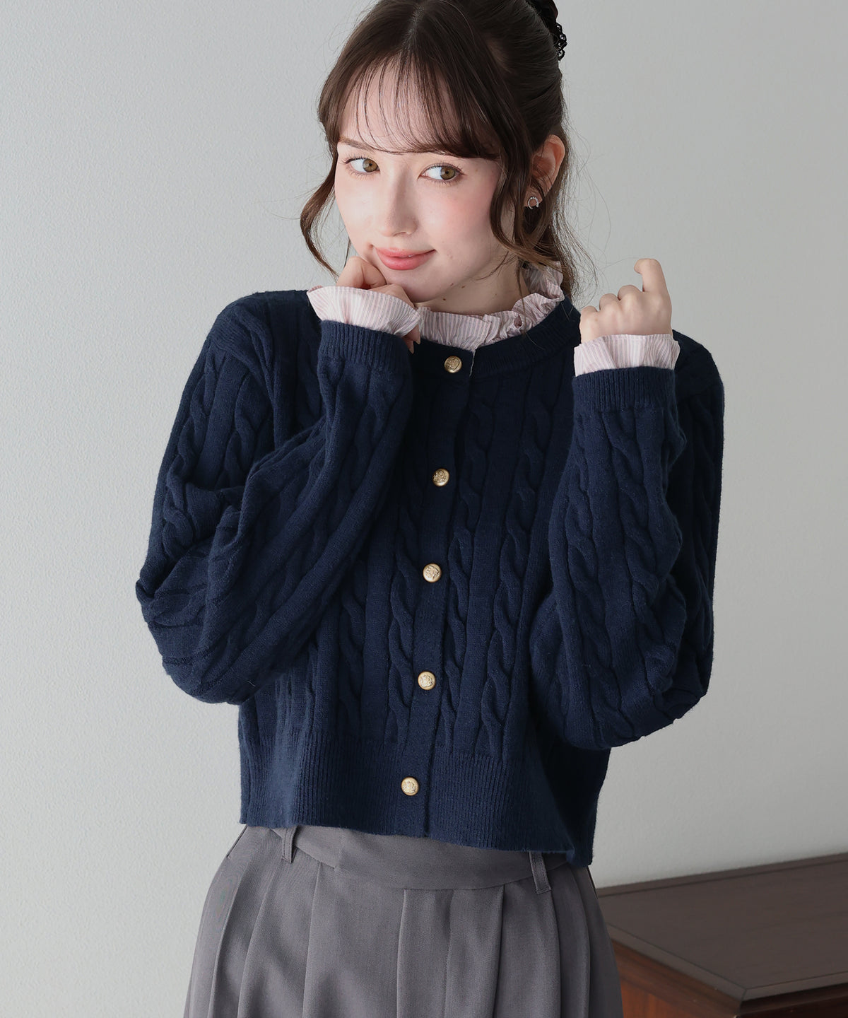 【早割5％OFF】フリルシャツケーブルニットカーディガン