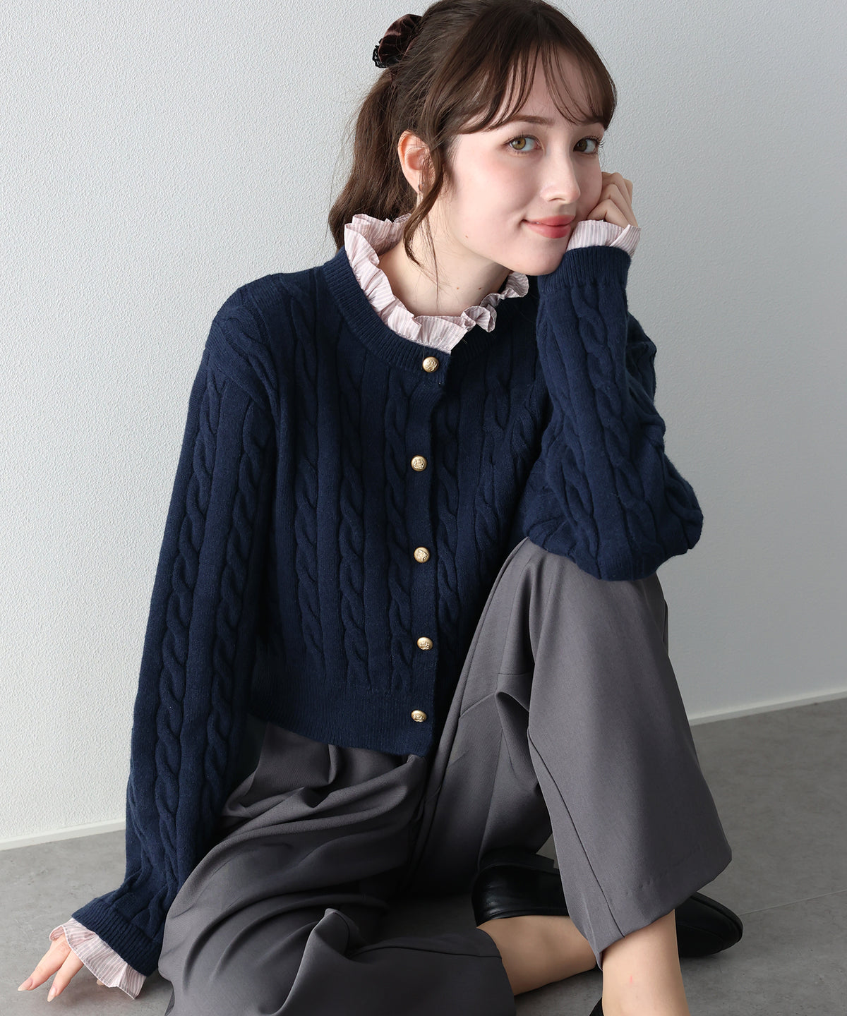 【早割5％OFF】フリルシャツケーブルニットカーディガン