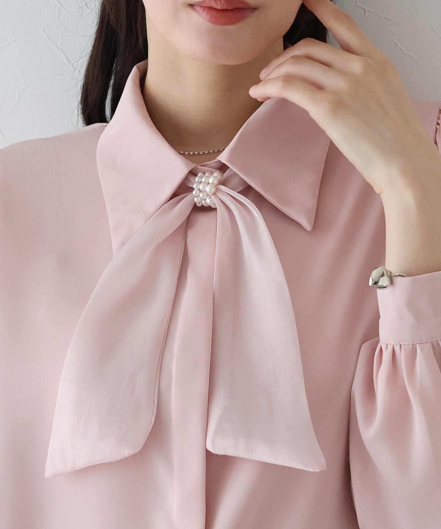 パールモチーフリボンブラウス