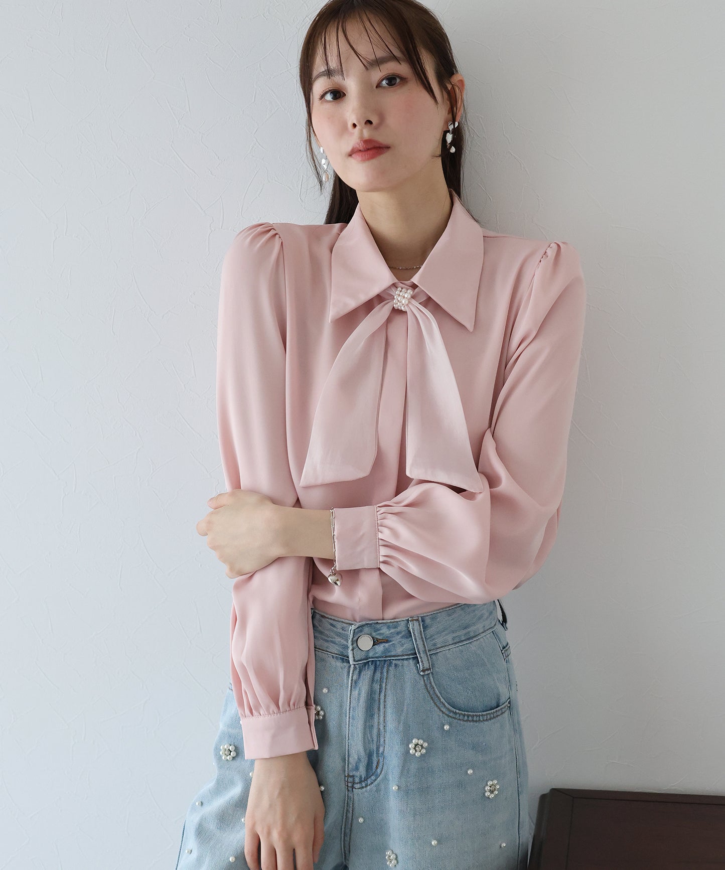 パールモチーフリボンブラウス
