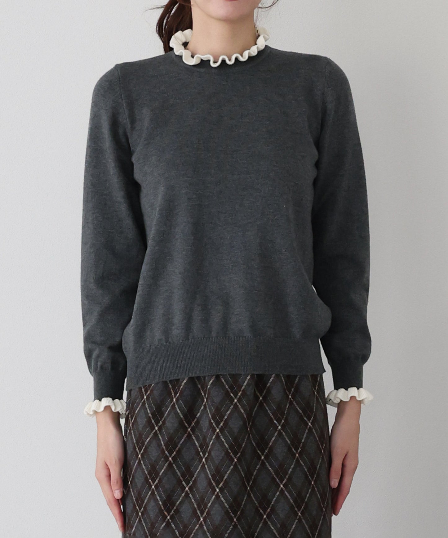 配色フリルハイネックニット