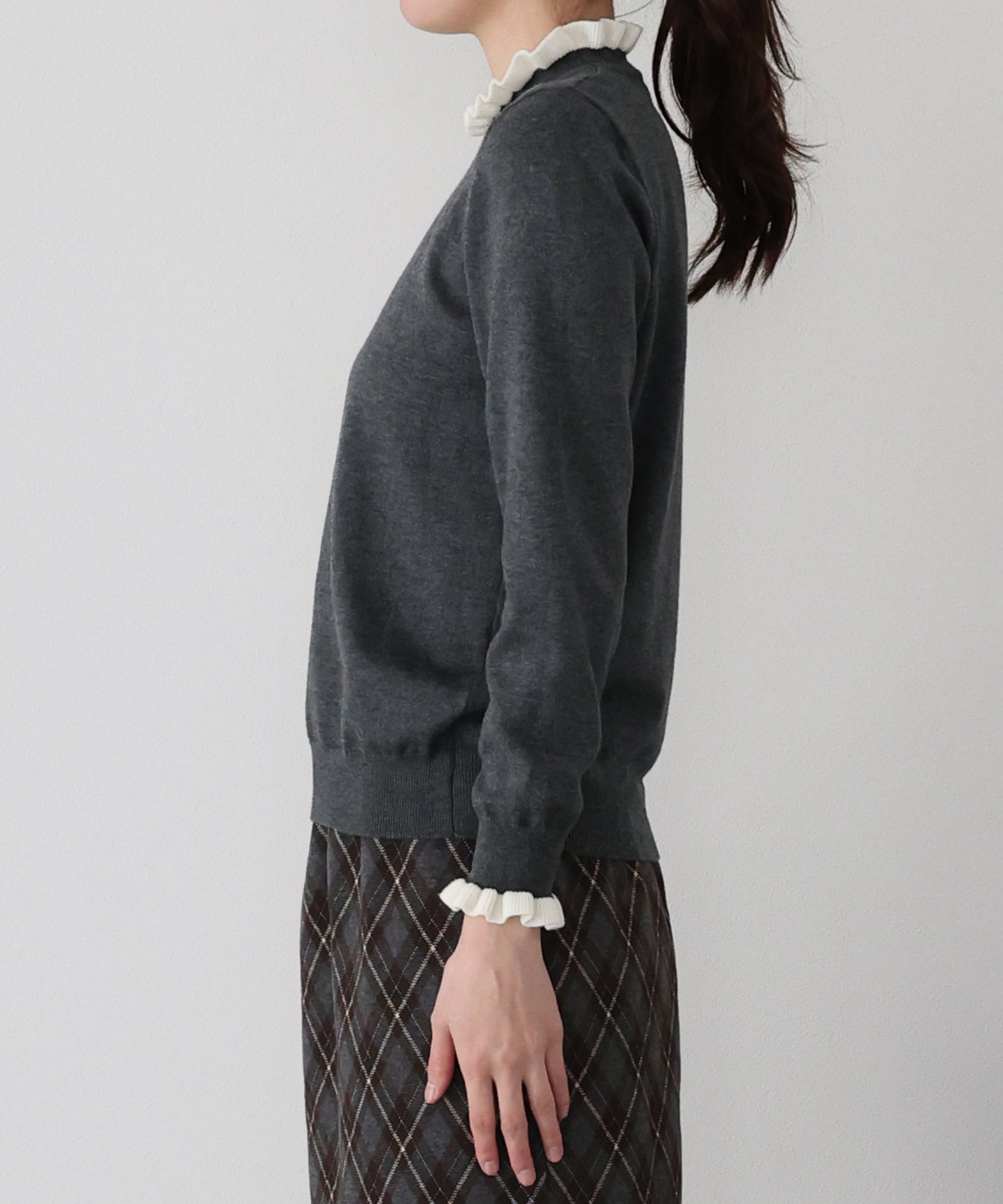 配色フリルハイネックニット