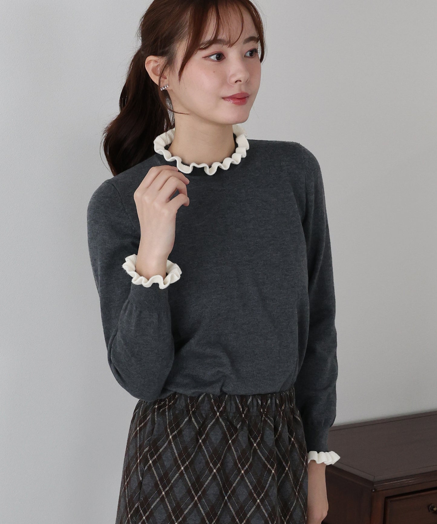 配色フリルハイネックニット