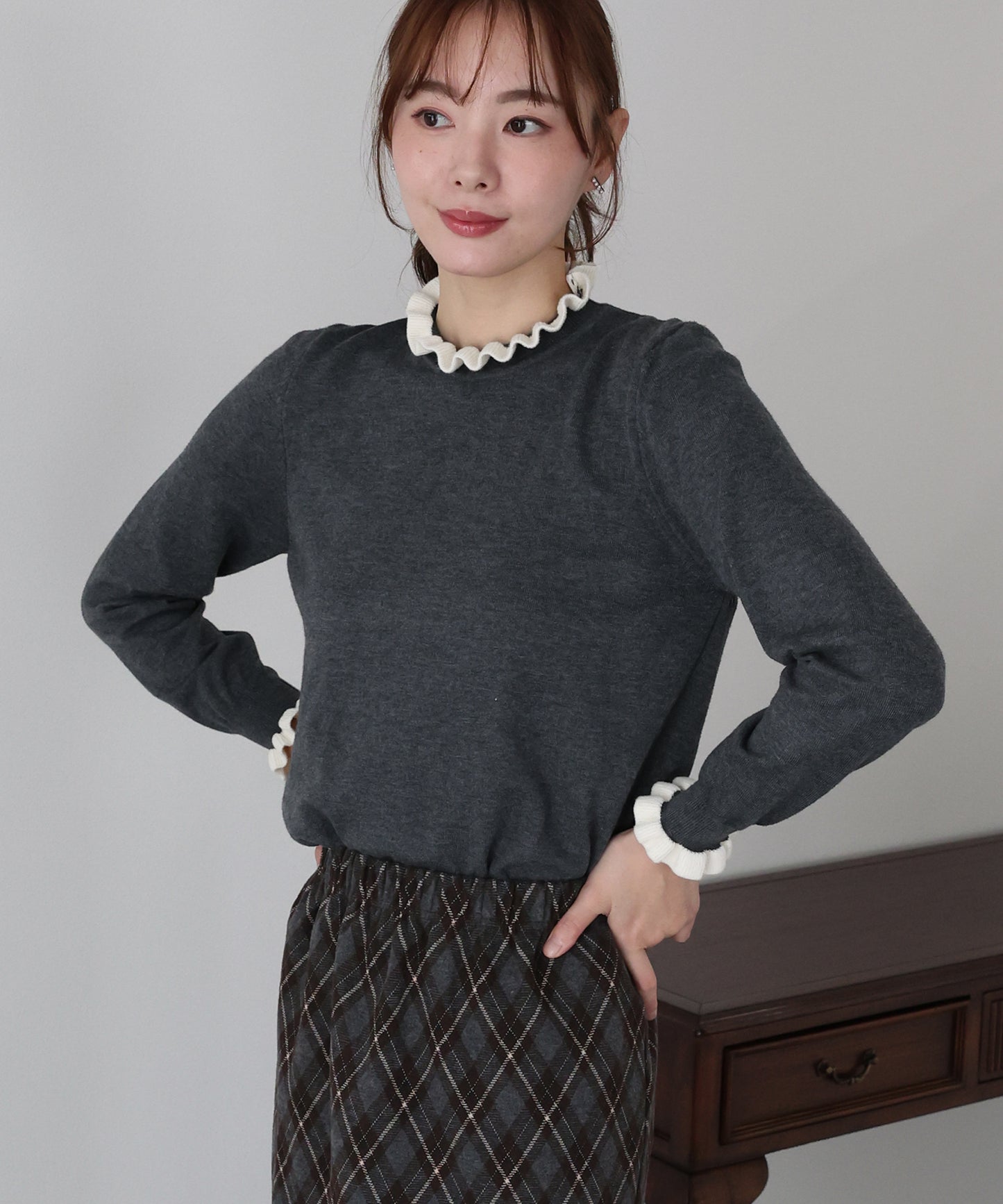 配色フリルハイネックニット