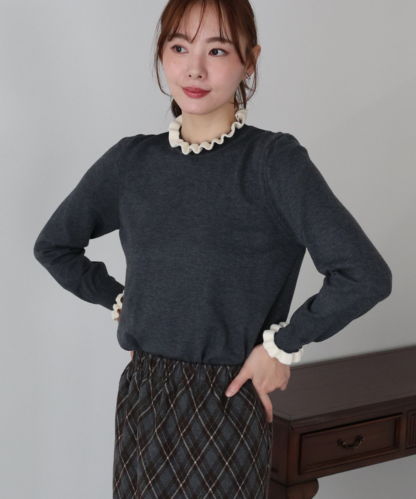 配色フリルハイネックニット