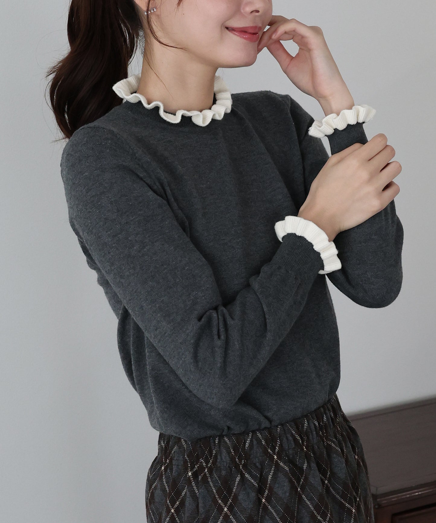 配色フリルハイネックニット