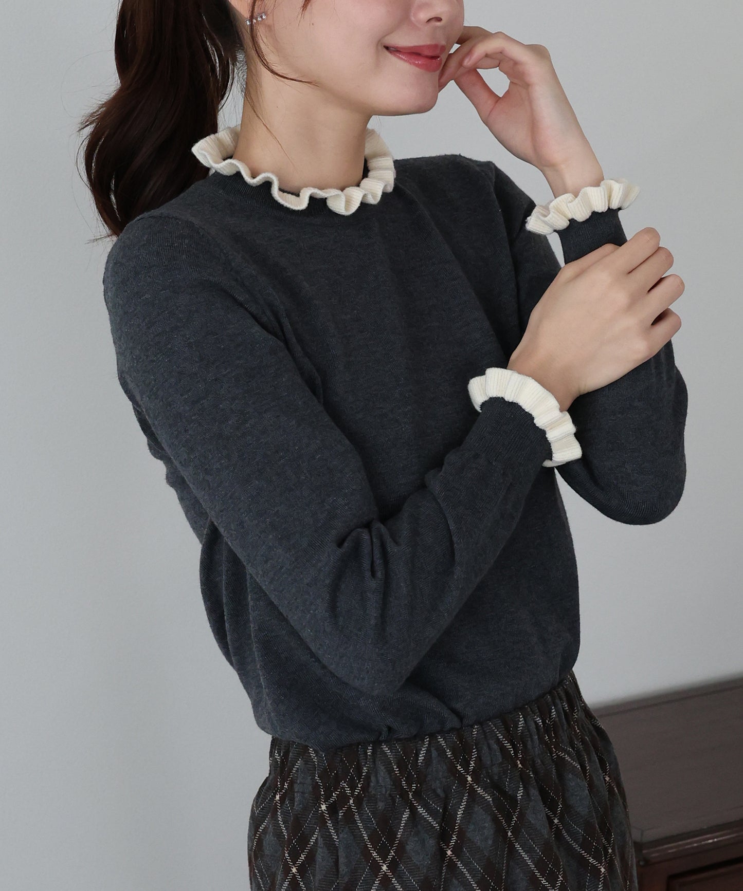 配色フリルハイネックニット