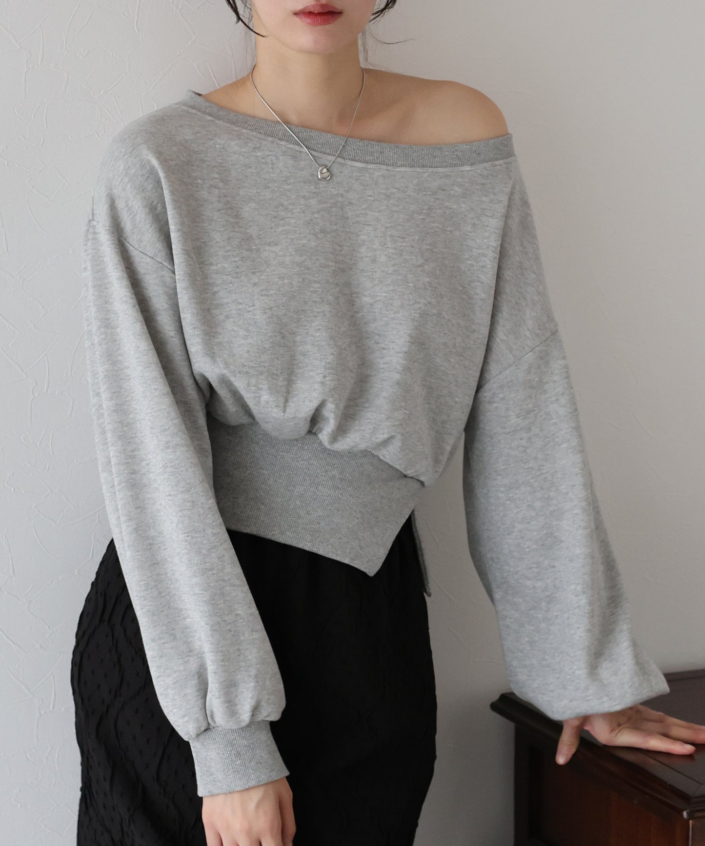 オフショルダースウェット