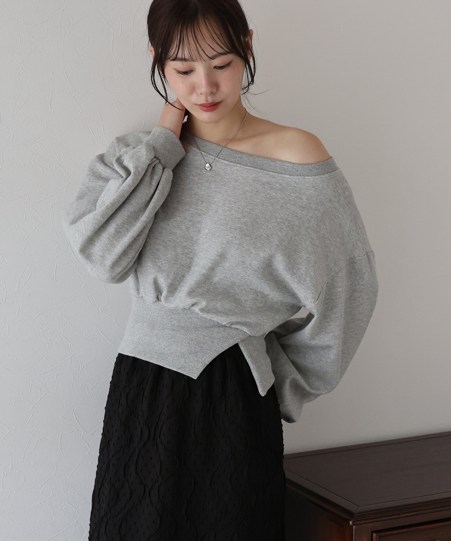 オフショルダースウェット