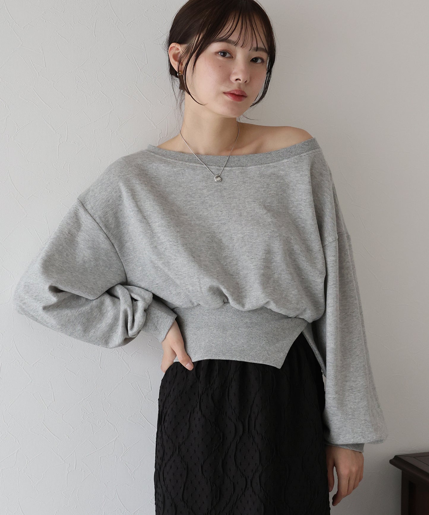 オフショルダースウェット