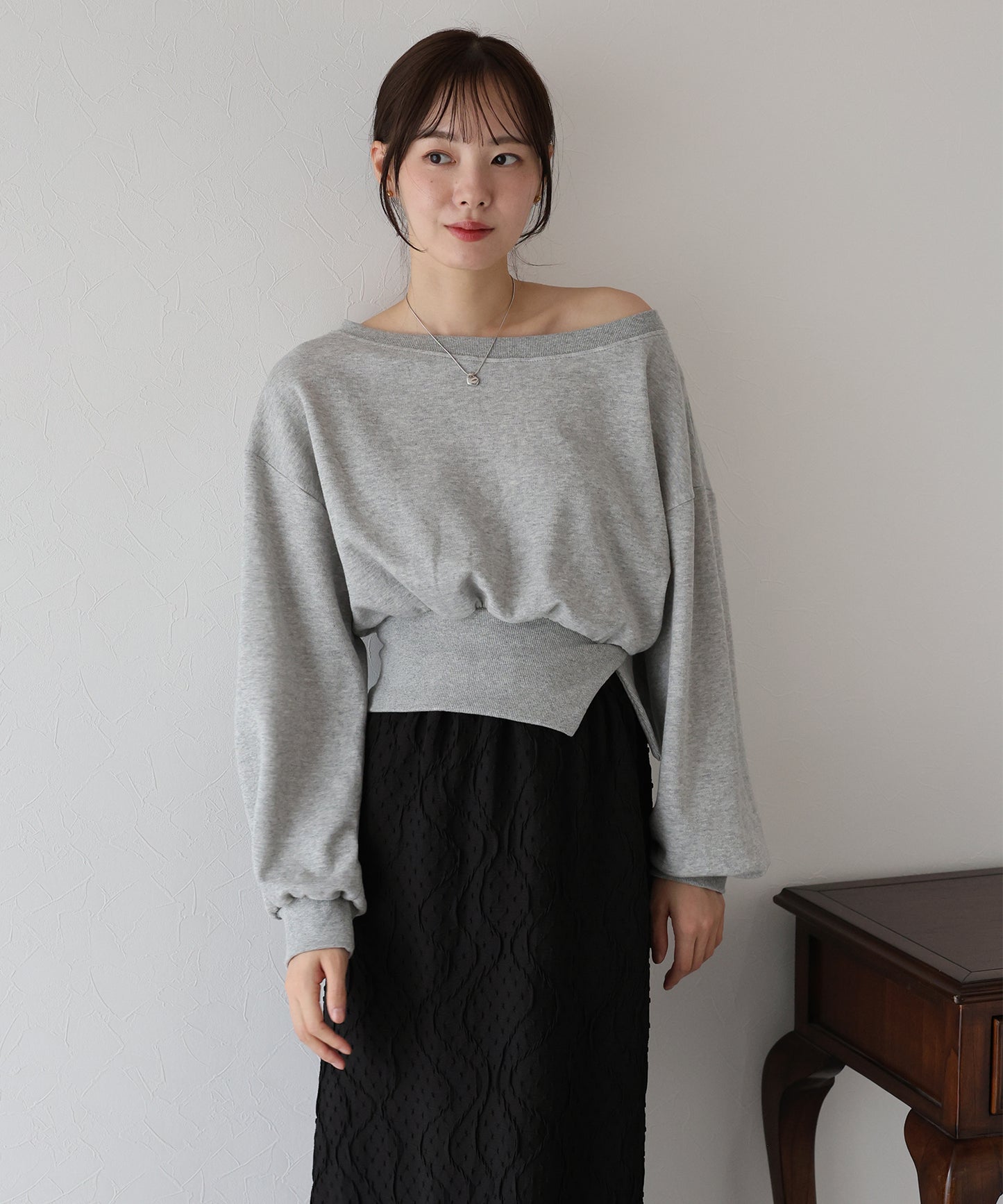 オフショルダースウェット