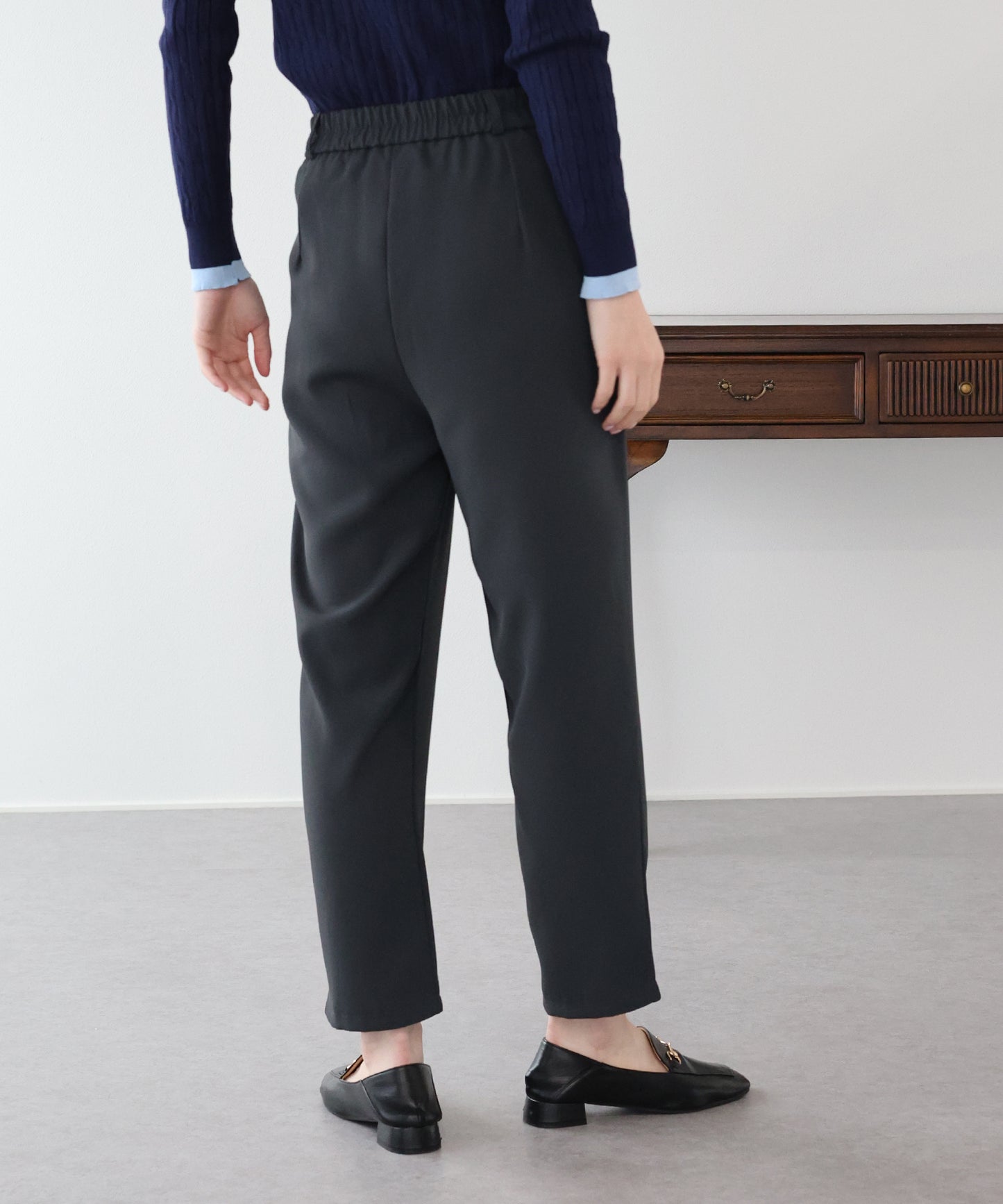 スリムテーパードパンツ