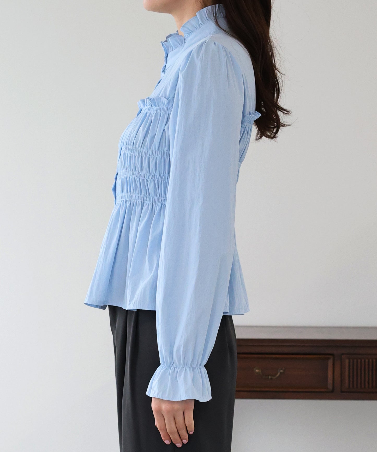 フリルネックシャーリングブラウス【ネコポス】