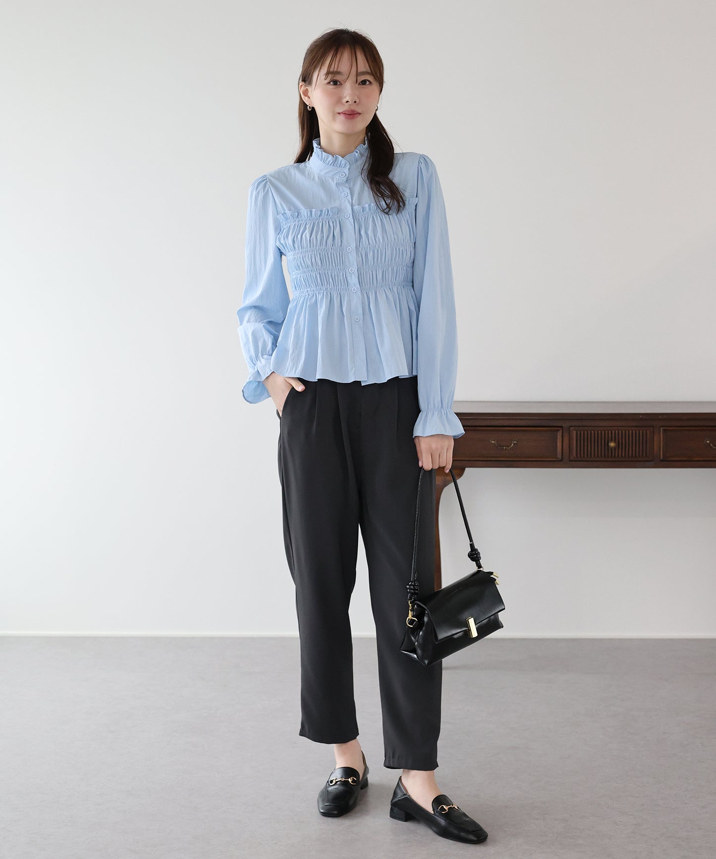 フリルネックシャーリングブラウス【ネコポス】