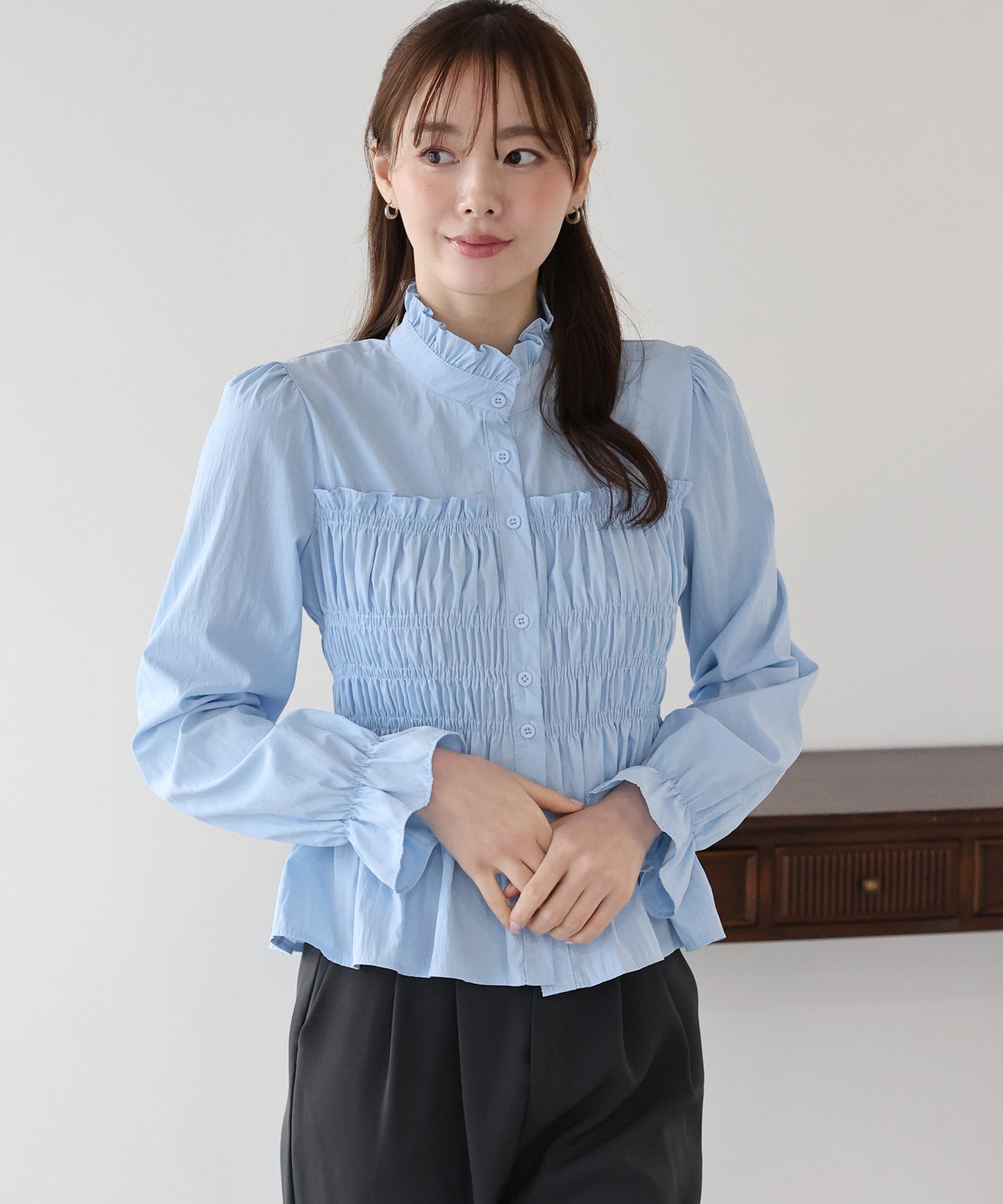 フリルネックシャーリングブラウス【ネコポス】