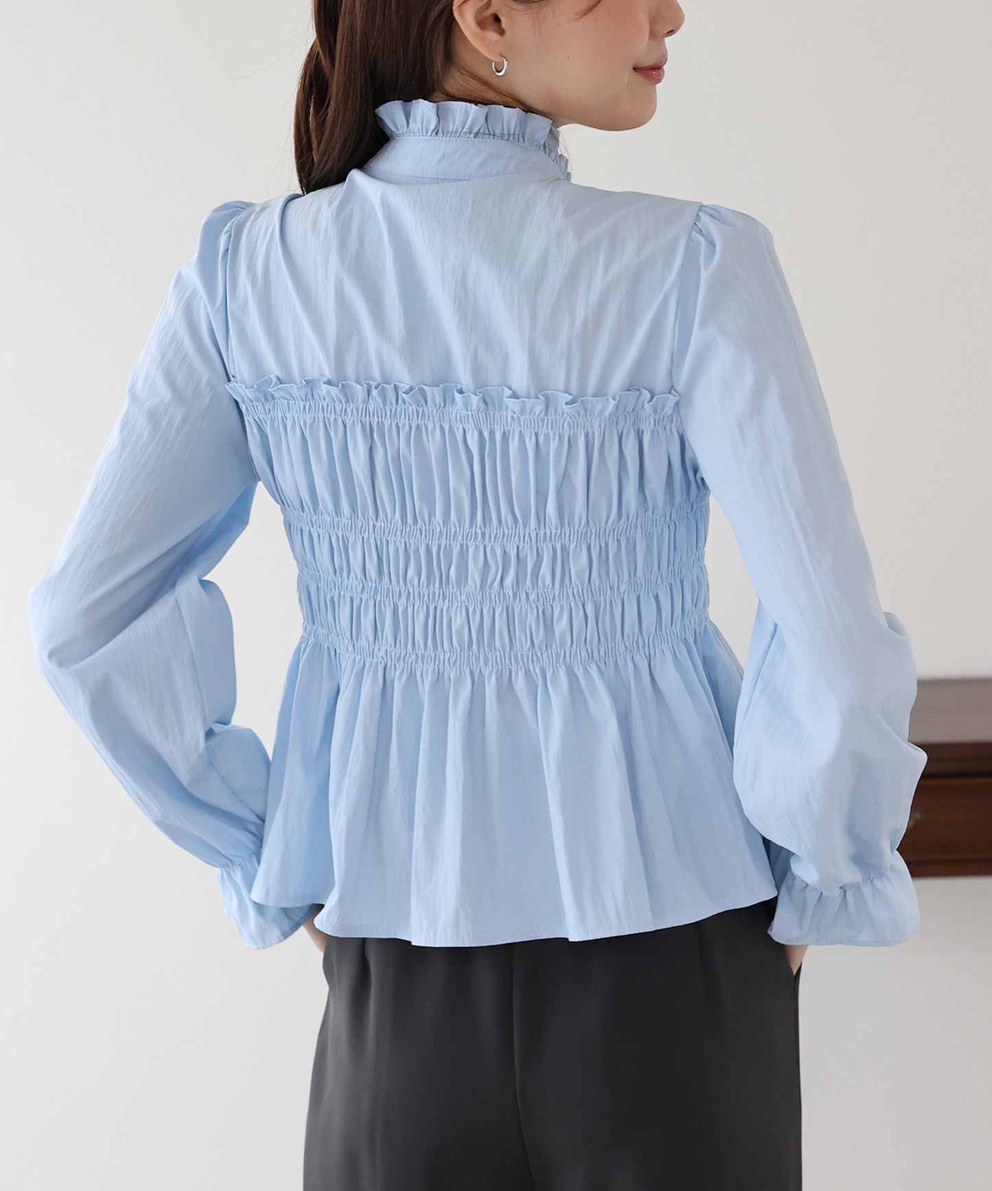 フリルネックシャーリングブラウス【ネコポス】