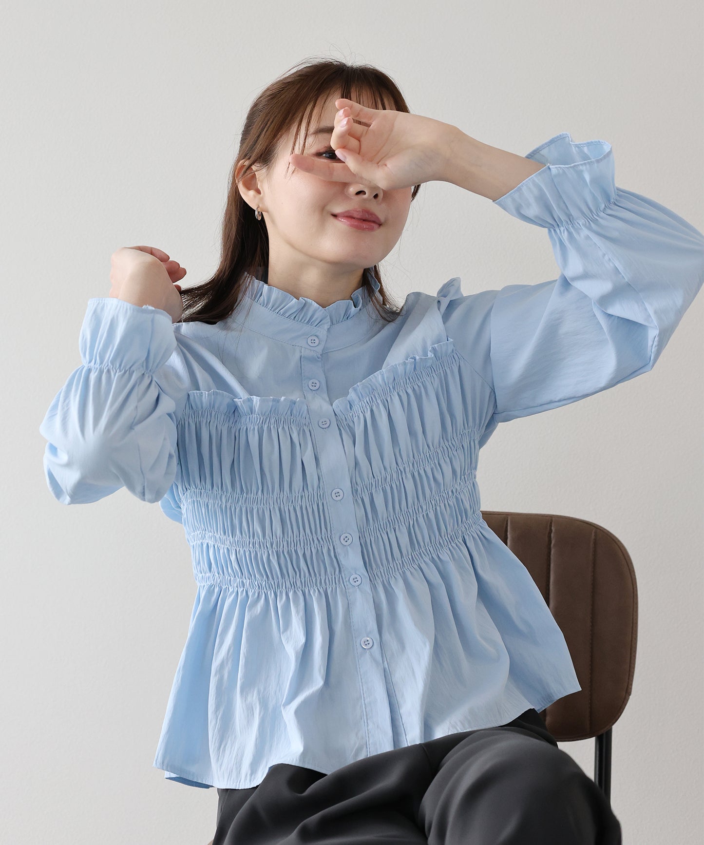 フリルネックシャーリングブラウス【ネコポス】