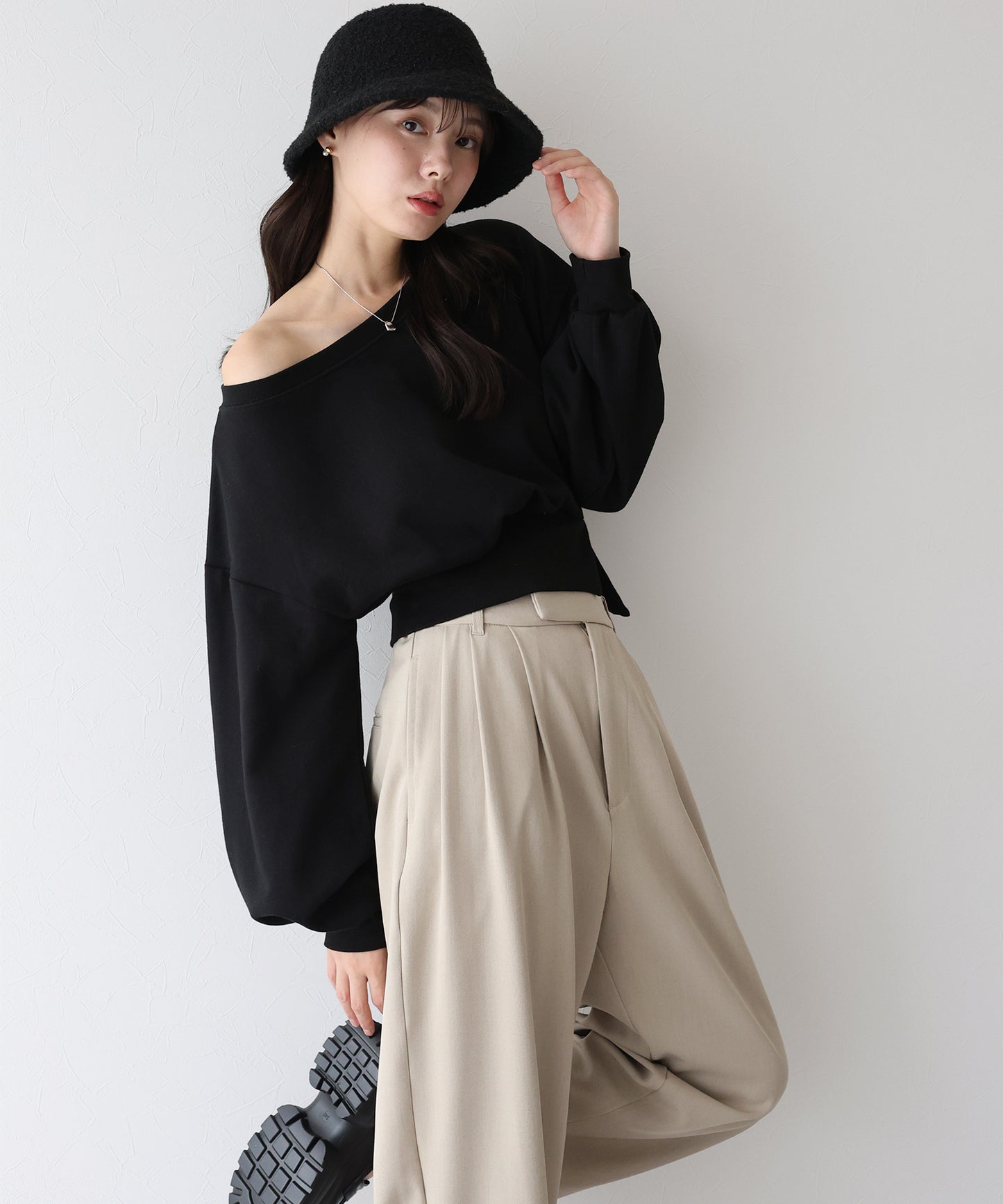 オフショルダースウェット