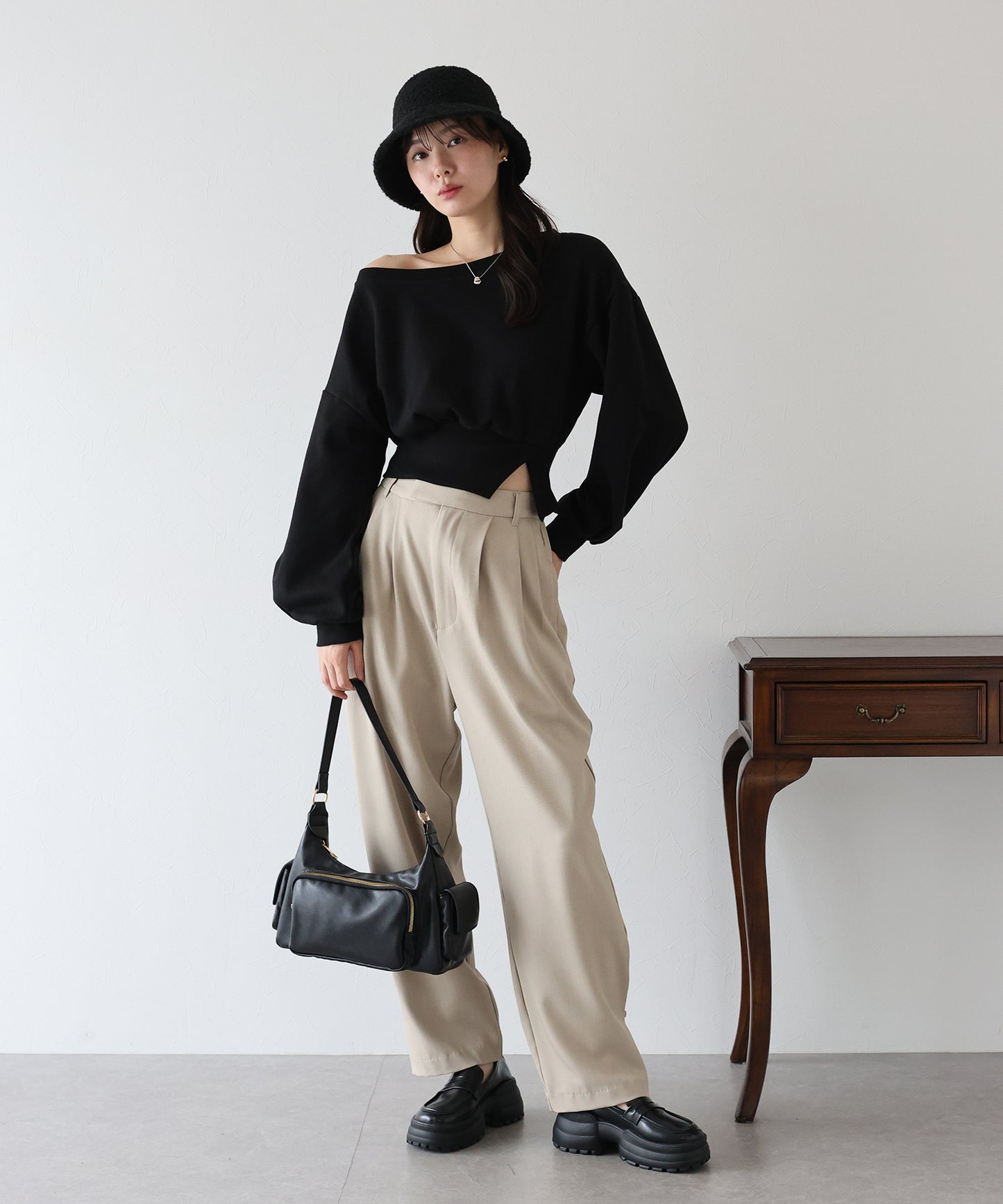 【早割5％OFF】オフショルダースウェット