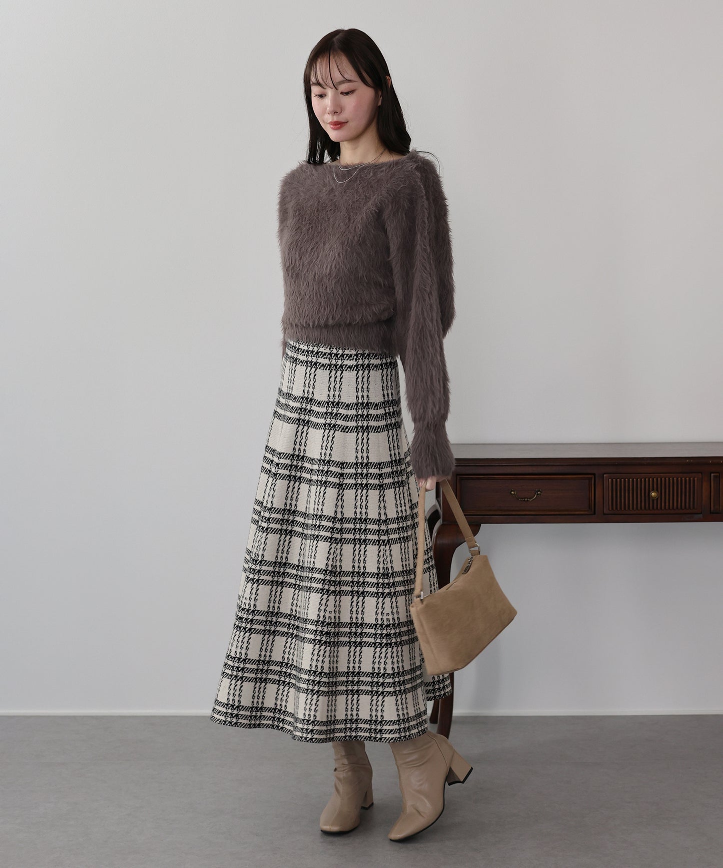 オフショルシャギーニット