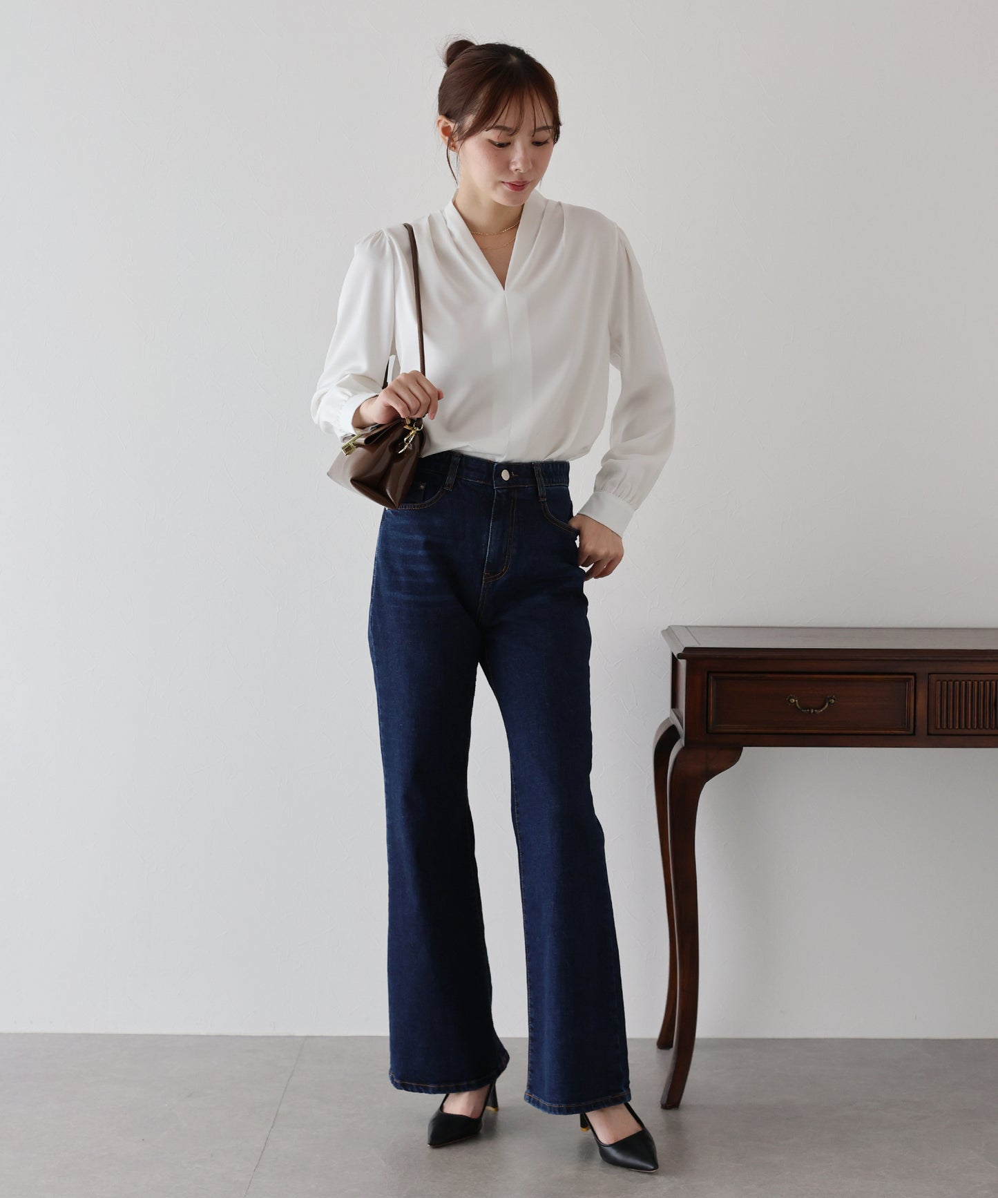 Vネックタックサテンブラウス【ネコポス】