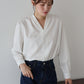 【早割5％OFF】Vネックタックサテンブラウス【ネコポス】