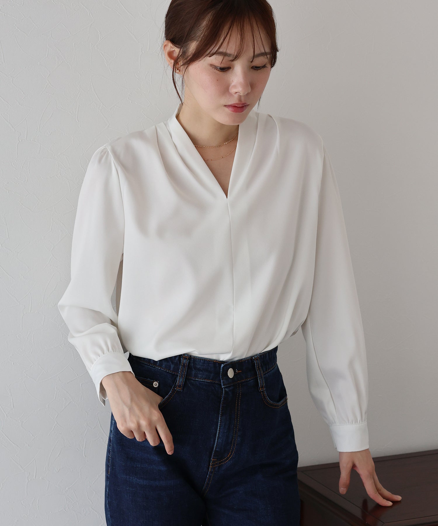 Vネックタックサテンブラウス【ネコポス】 – BLUE ONLINE