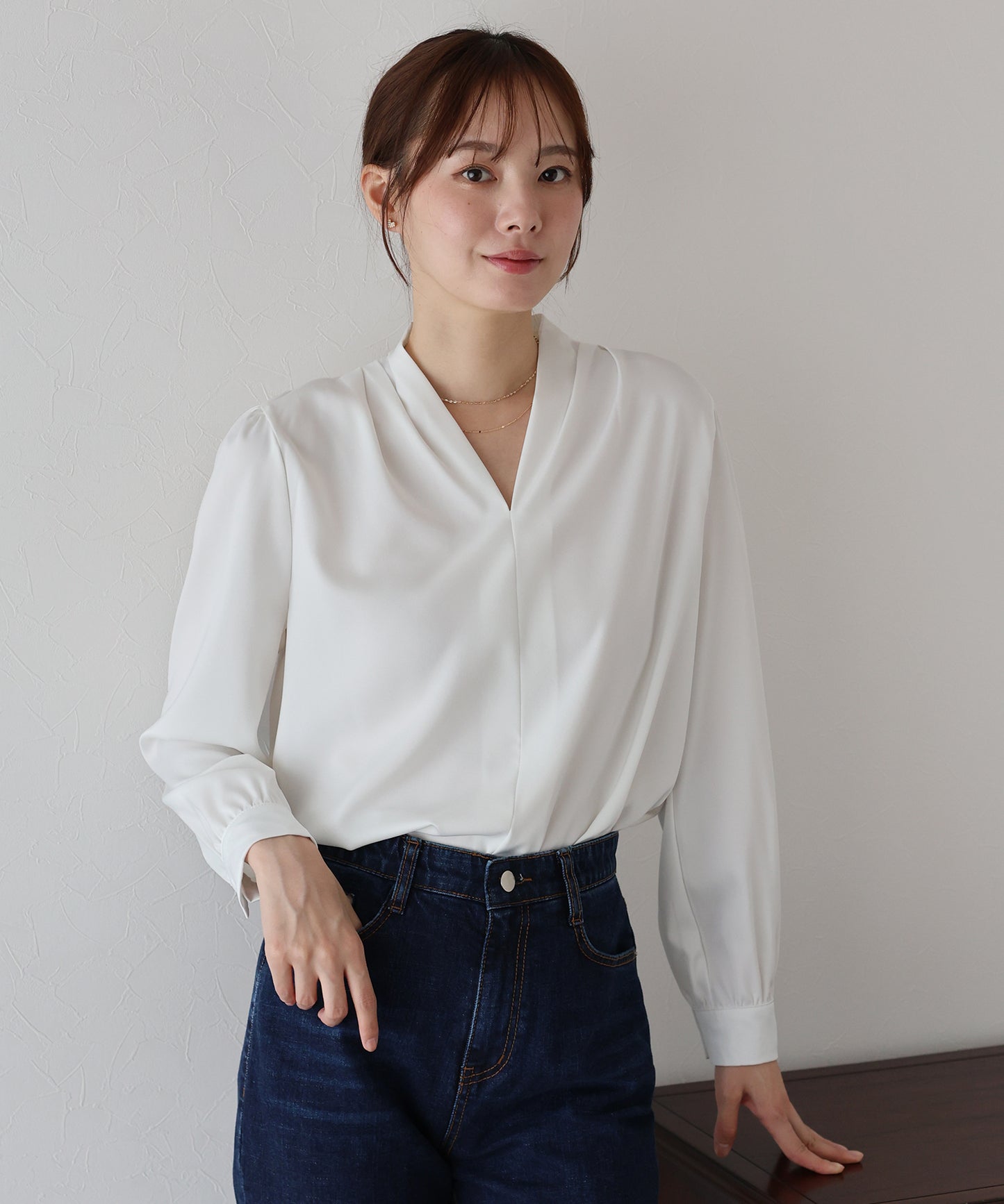 Vネックタックサテンブラウス【ネコポス】