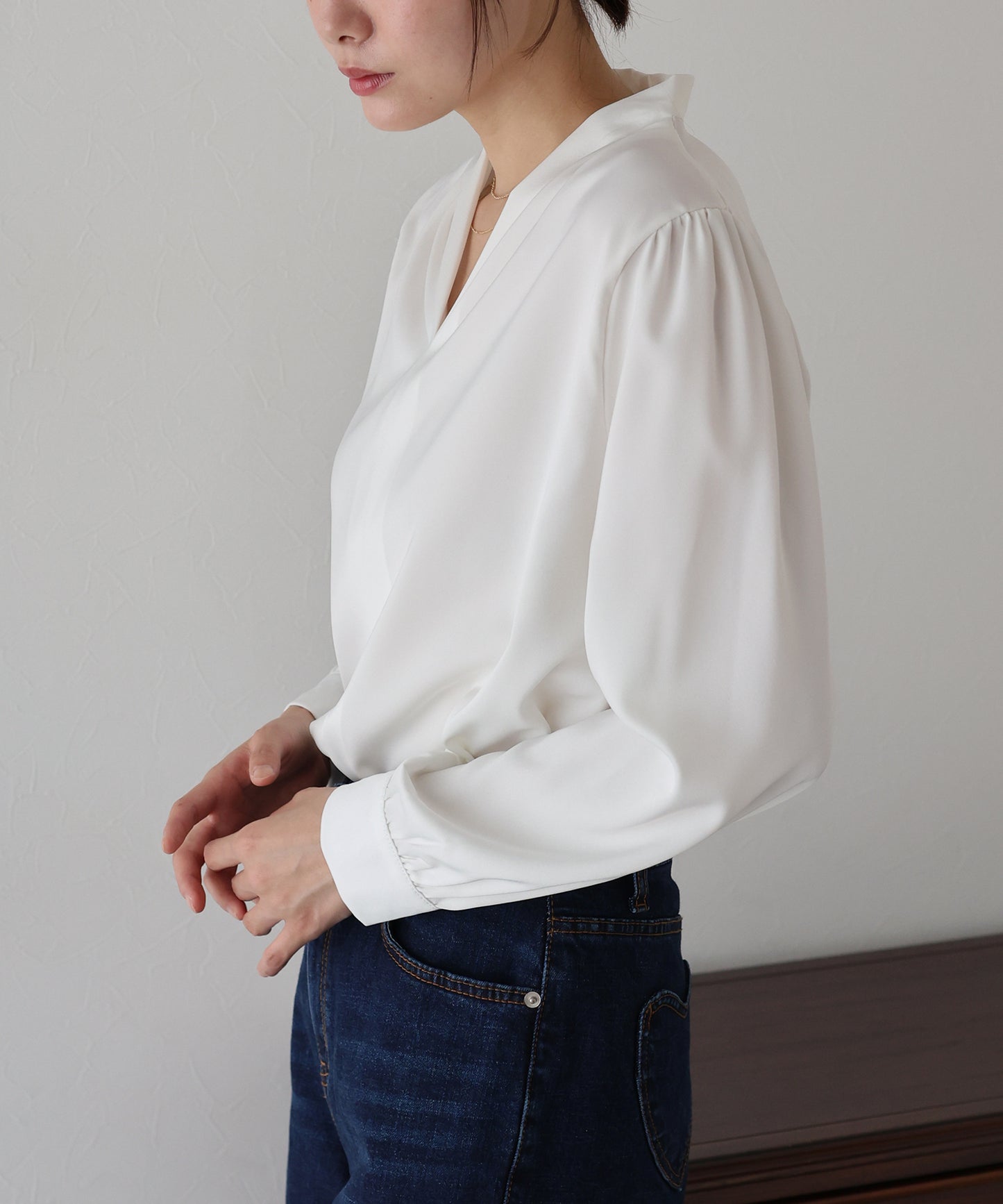 Vネックタックサテンブラウス【ネコポス】