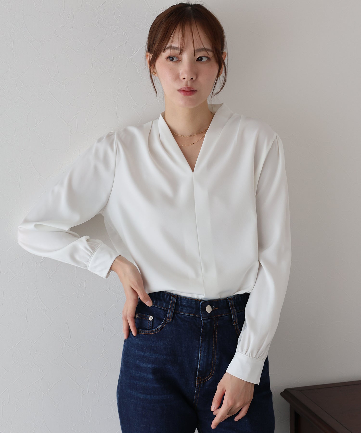 Vネックタックサテンブラウス【ネコポス】 – BLUE ONLINE