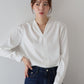 【早割5％OFF】Vネックタックサテンブラウス【ネコポス】
